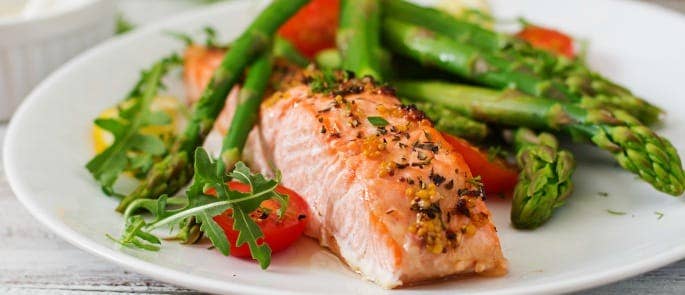 Salmon, asparagus and tomato dinner showing a dish with good sources of omega 3