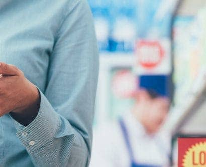 shopper checks allergenn label