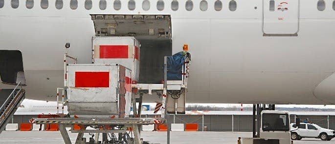 Unloading a cargo plane