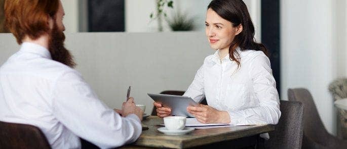 interviewer, der Beauty Bias vermeidet