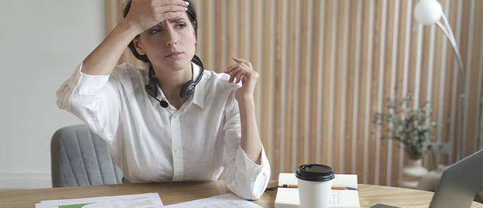 A women experiencing a headache at work