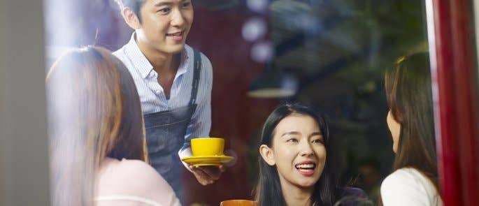 Bồi bàn làm việc trong lĩnh vực khách sạn