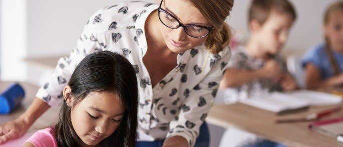 profesor ayudando a un estudiante