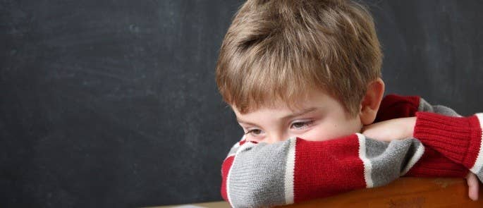 jonge jongen verveeld op school