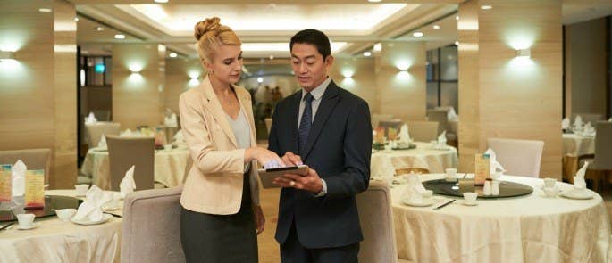 restaurant managers discuss strategy