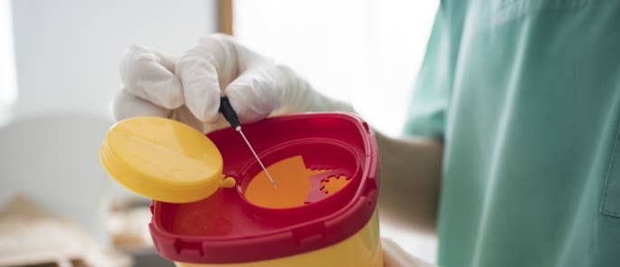 Needles and sharps bin for healthcare waste