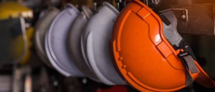 Casques de protection orange et blanc