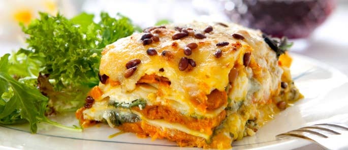 Bord met vegetarische linzenlasagne