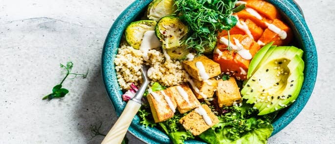 Bowl met salade, tofu en geroosterde groenten