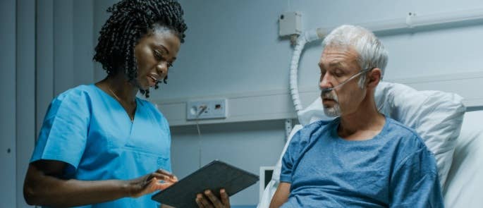 Nurse communicating with a patient in hosptial