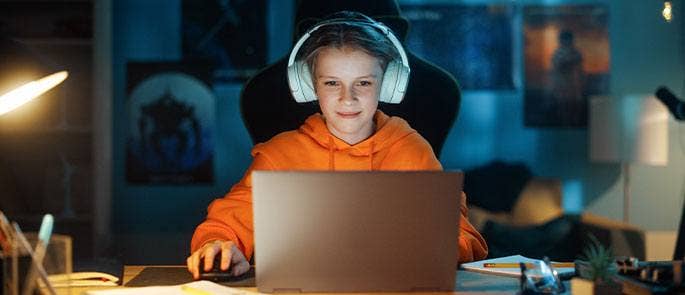 A child online gaming