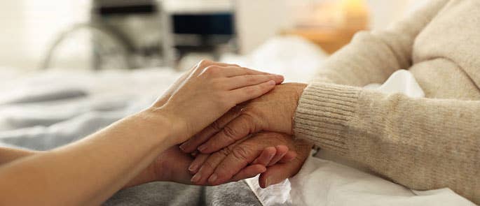 non-verbal communication in healthcare, holding patients hands for support