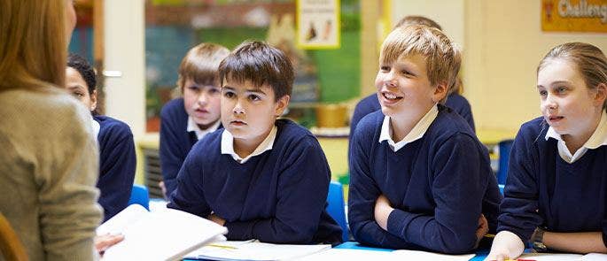 Teacher encouraging critical thinking in the classroom