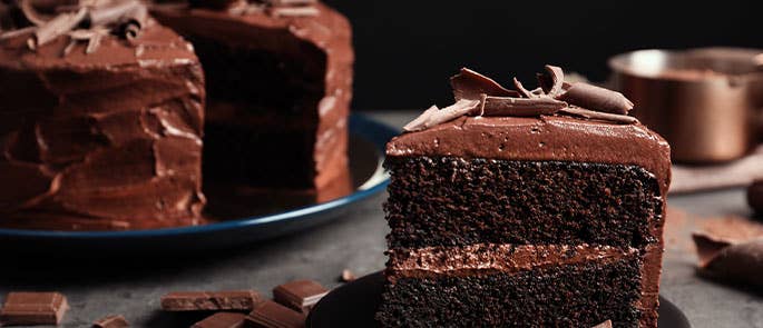 Cake and slice of cake being stored at room temperature