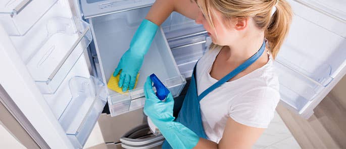 deep cleaning fridge drawers